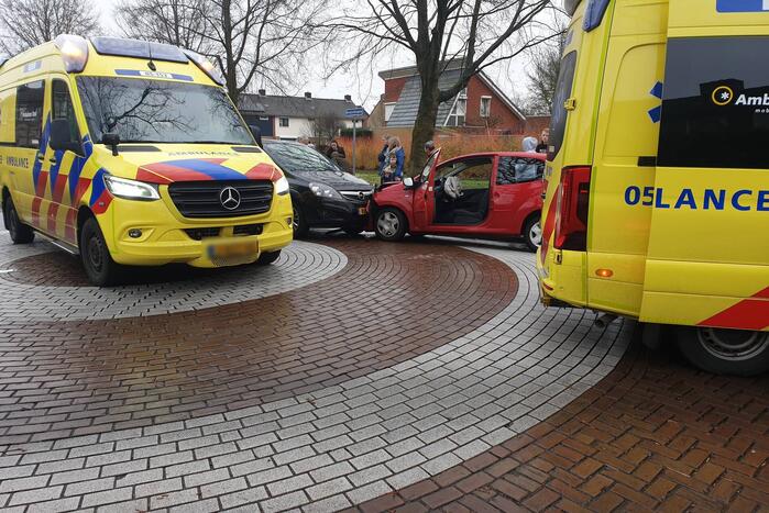 Twee auto's botsen frontaal op elkaar