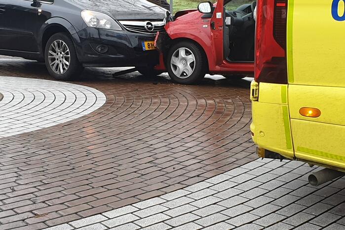 Twee auto's botsen frontaal op elkaar