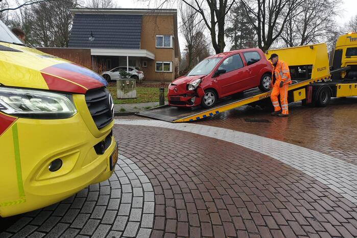 Twee auto's botsen frontaal op elkaar