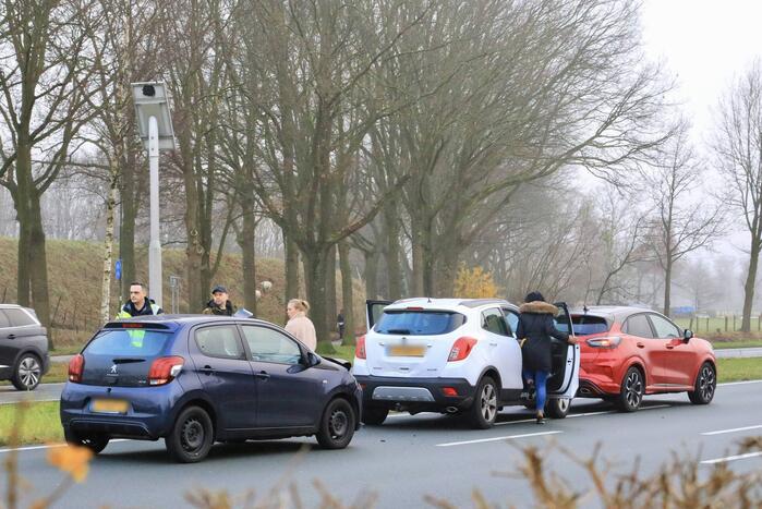Drie personenwagens betrokken bij kop-staart botsing