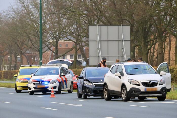 Drie personenwagens betrokken bij kop-staart botsing