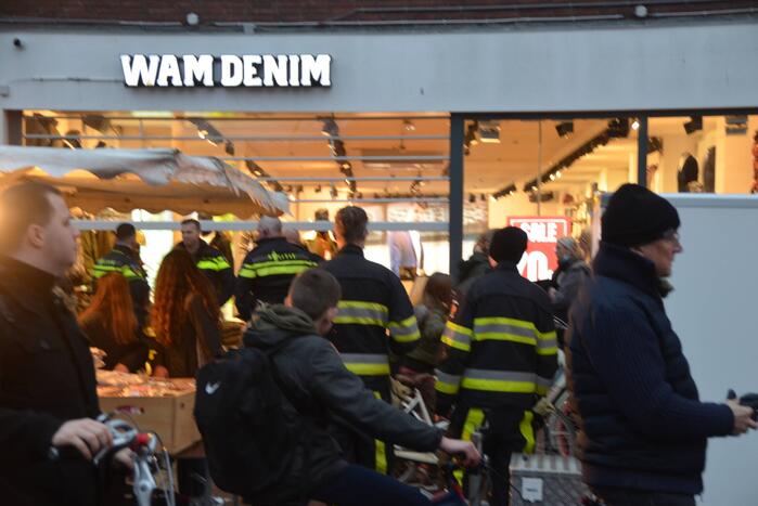 Brandweer onderzoekt vreemde lucht in winkel