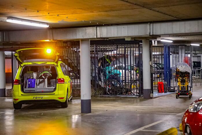 Man valt met fiets van trap en raakt zwaargewond