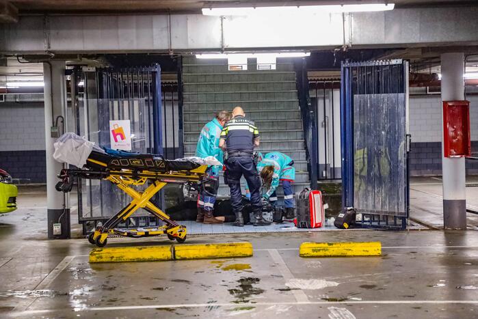 Man valt met fiets van trap en raakt zwaargewond