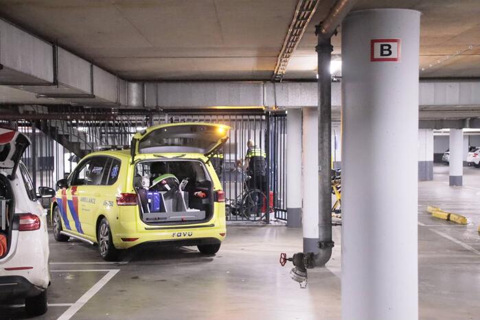 Man valt met fiets van trap en raakt zwaargewond