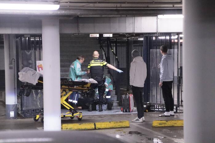 Man valt met fiets van trap en raakt zwaargewond