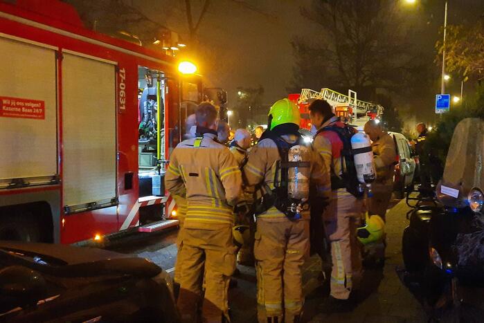 Brandweer blust brand in woning