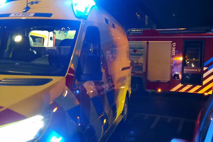 Brandweer blust brand in woning