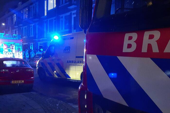 Brandweer blust brand in woning