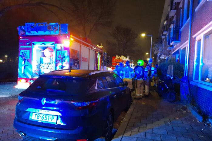 Brandweer blust brand in woning