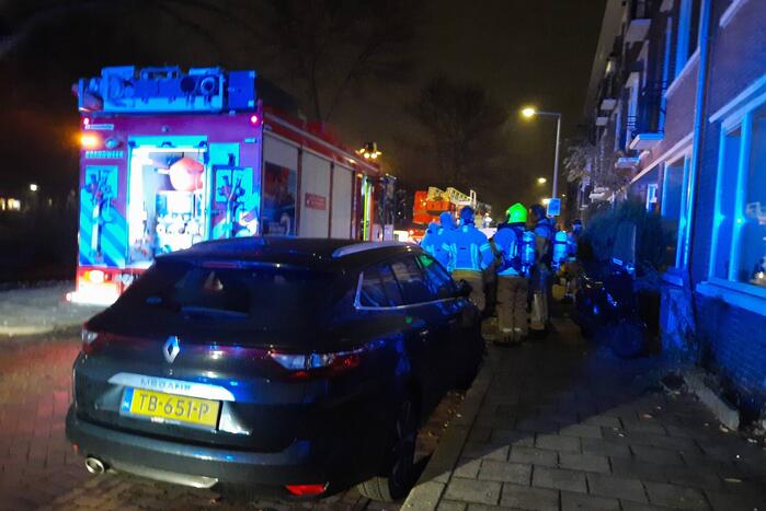 Brandweer blust brand in woning