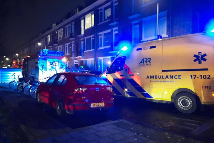 Brandweer blust brand in woning