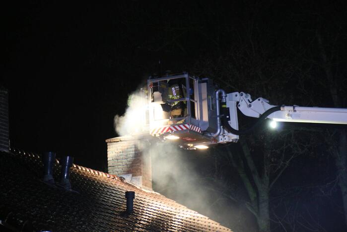 Brand in schoorsteen van woning