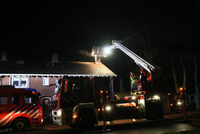 Brand in schoorsteen van woning
