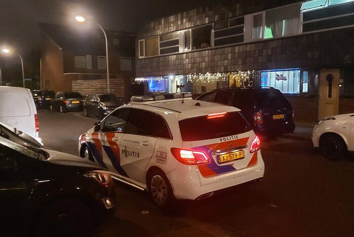 Brandweer blust brandende reclamefolders