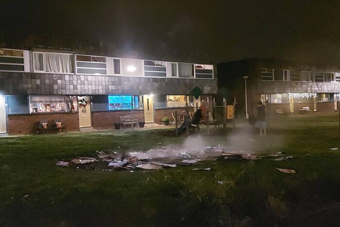 Brandweer blust brandende reclamefolders