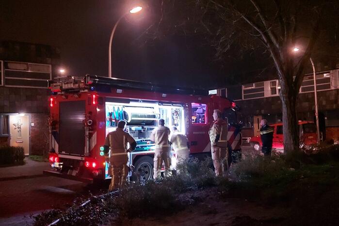 Brandweer blust brandende reclamefolders