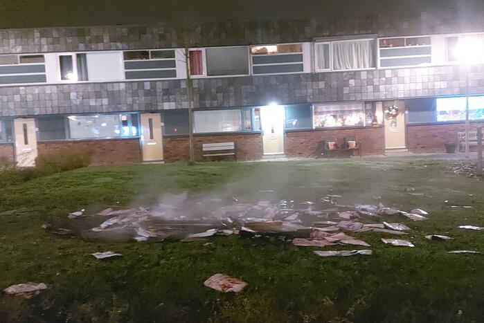 Brandweer blust brandende reclamefolders