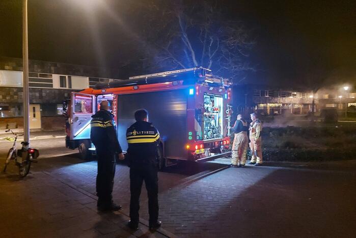 Brandweer blust brandende reclamefolders