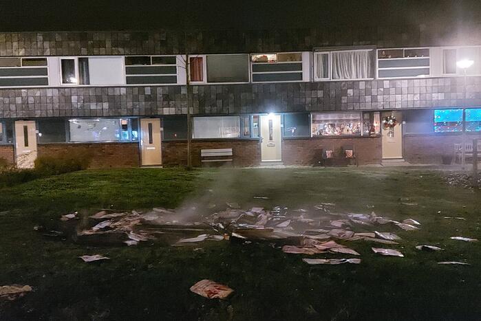 Brandweer blust brandende reclamefolders