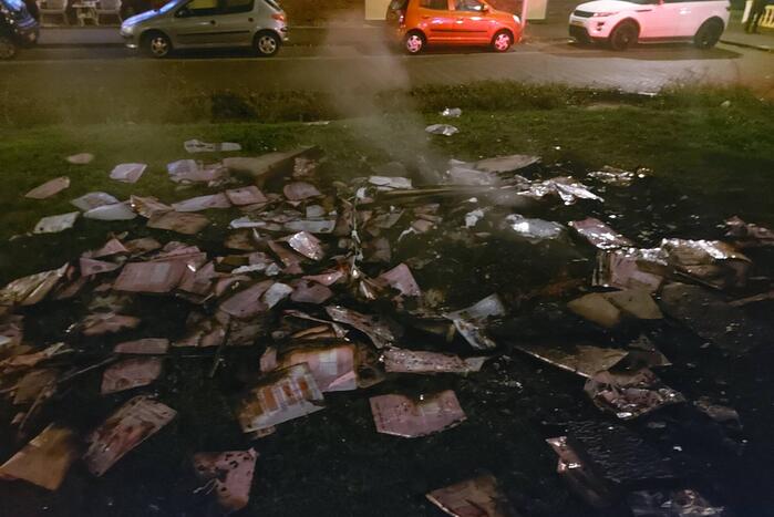 Brandweer blust brandende reclamefolders