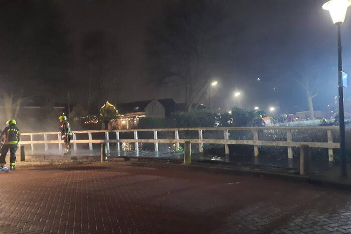 Brand in houten brug door vuurwerk