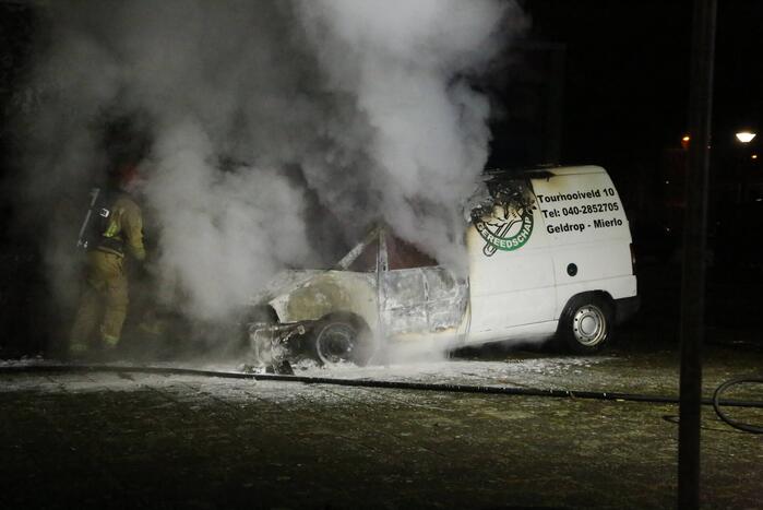 Bestelbus verwoest door brand
