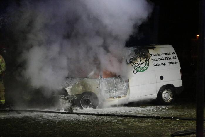 Bestelbus verwoest door brand