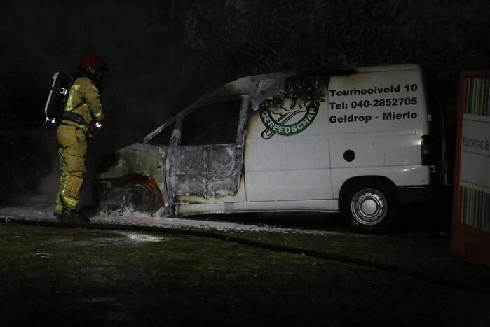 Bestelbus verwoest door brand