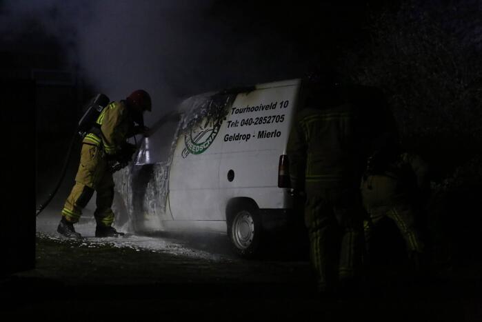 Bestelbus verwoest door brand