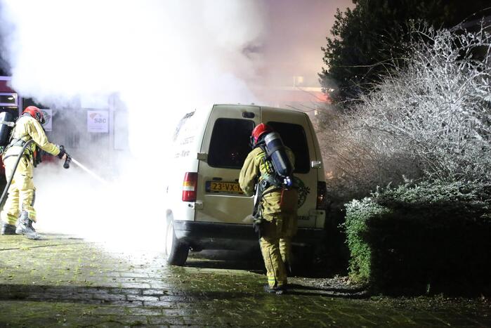 Bestelbus verwoest door brand