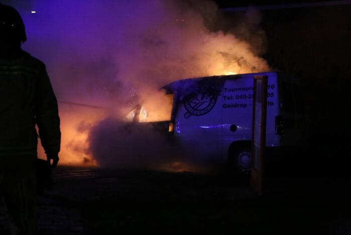 Bestelbus verwoest door brand