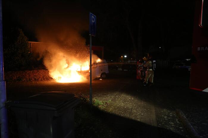 Bestelbus verwoest door brand