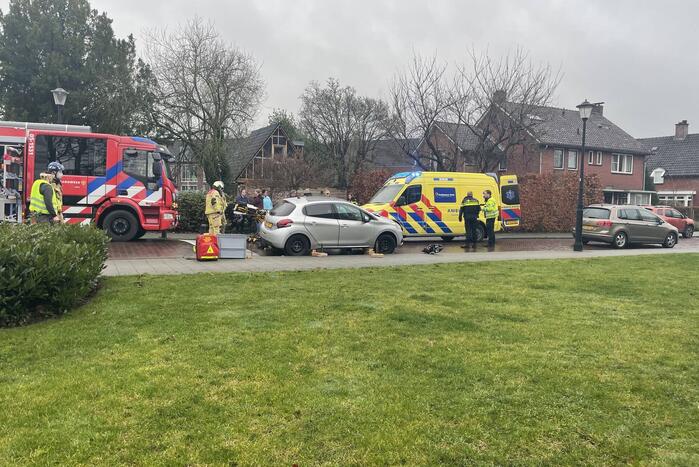 Persoon onder auto geraakt na aanrijding