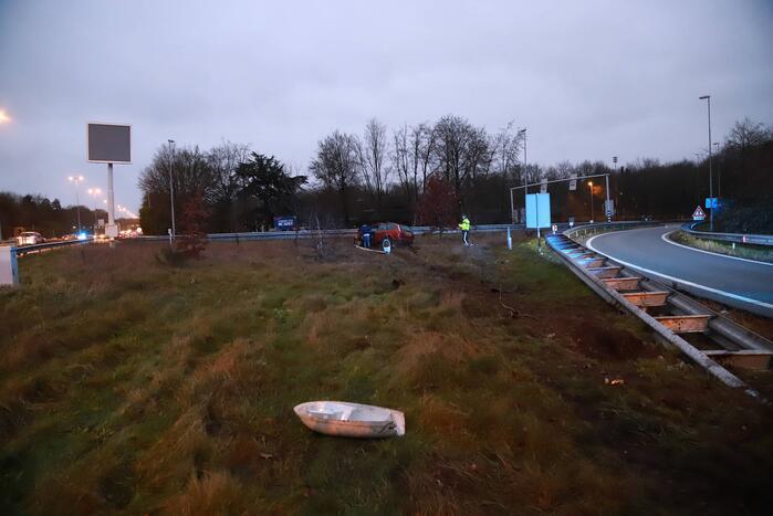 Automobilist vliegt uit de bocht bij afrit