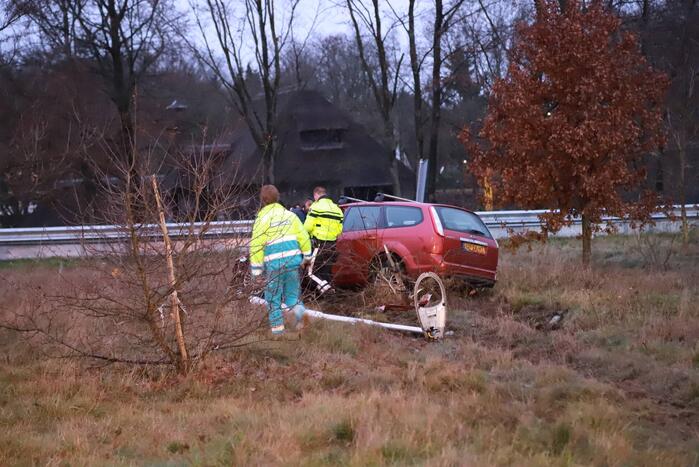 Automobilist vliegt uit de bocht bij afrit