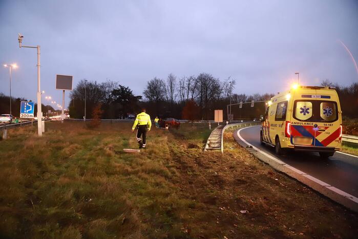 Automobilist vliegt uit de bocht bij afrit