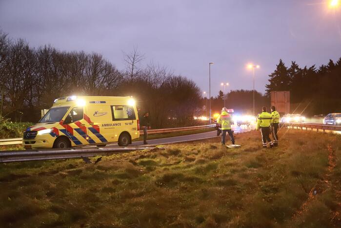 Automobilist vliegt uit de bocht bij afrit