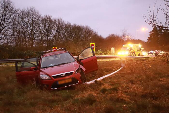 Automobilist vliegt uit de bocht bij afrit