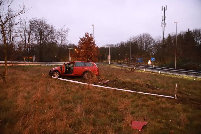Automobilist vliegt uit de bocht bij afrit