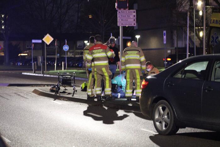 Persoon met rollator aangereden door personenauto