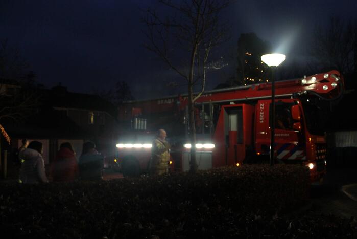 Brandweer blust brand in schoorsteen