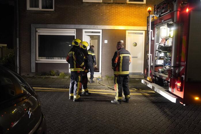 Brandweer verricht controle door knetterend geluid