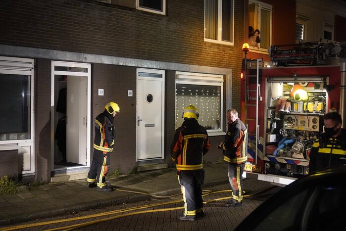 Brandweer verricht controle door knetterend geluid