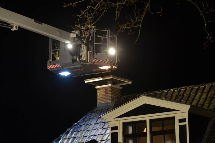 Brandweer veegt brand in schoorsteen