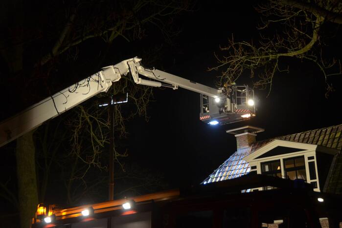 Brandweer veegt brand in schoorsteen