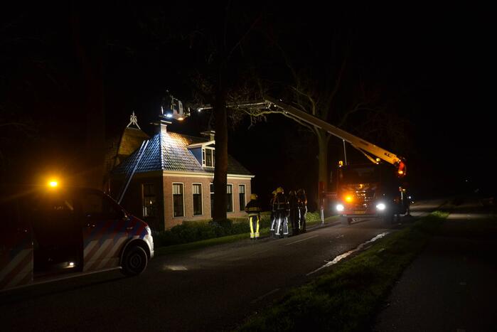 Brandweer veegt brand in schoorsteen