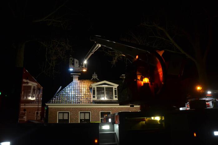 Brandweer veegt brand in schoorsteen