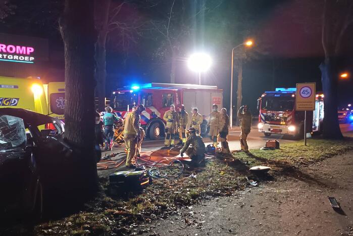 Automobilist ernstig gewond bij botsing tegen boom