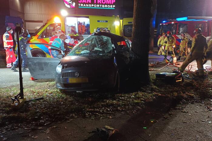 Automobilist ernstig gewond bij botsing tegen boom